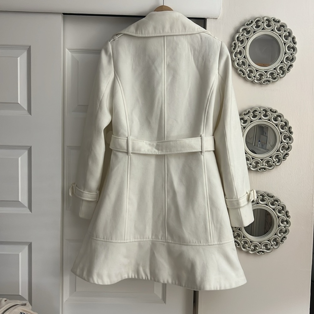 Elegant White Double-Breasted Coat - Picture 2 of 5